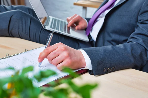 Zelfverzekerde Volwassen Zakenman Met Laptop Kantoor — Stockfoto