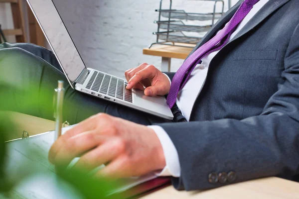 Уверенный Зрелый Бизнесмен Использующий Ноутбук Офисе — стоковое фото