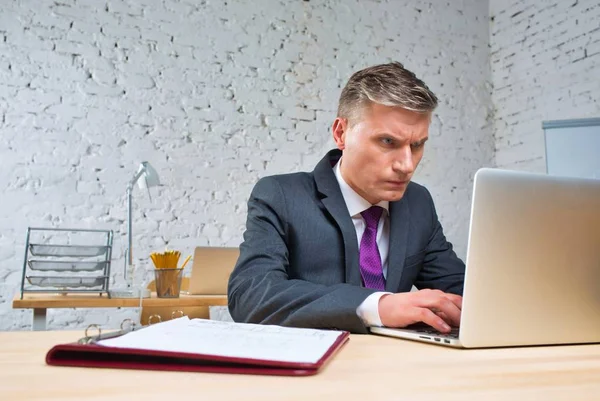 Ofiste Masada Dizüstü Bilgisayar Bakarak Overworked Olgun Işadamı — Stok fotoğraf