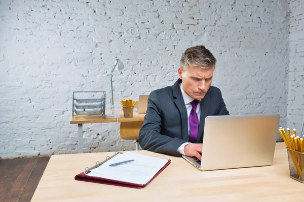 Overwerkte Volwassen Zakenman Kijken Naar Laptop Bureau Kantoor — Stockfoto