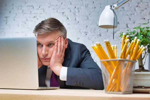 Καταπονημένος Ώριμος Επιχειρηματίας Κοιτάζοντας Laptop Στο Γραφείο Στο Γραφείο — Φωτογραφία Αρχείου
