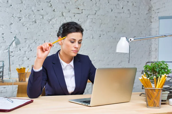 Jonge Zakenvrouw Zit Met Laptop Aan Bureau Tegen Bakstenen Muur — Stockfoto