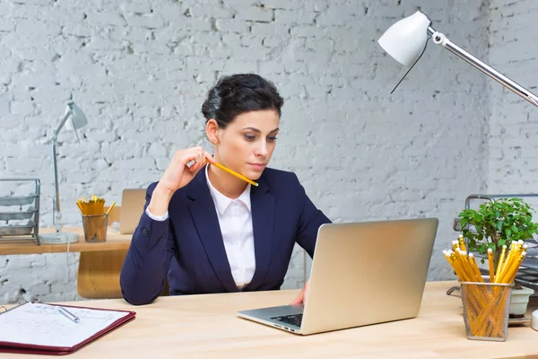 Joven Mujer Negocios Sentada Con Portátil Escritorio Contra Pared Ladrillo — Foto de Stock