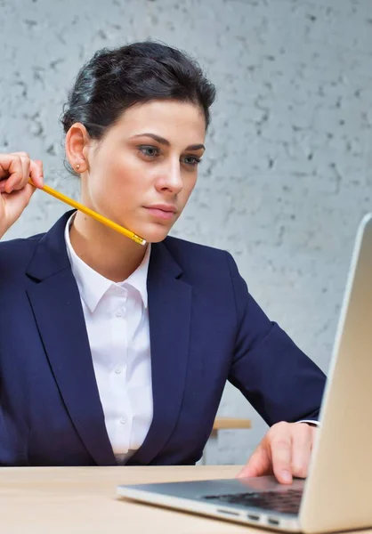 Junge Geschäftsfrau Sitzt Mit Laptop Schreibtisch Gegen Ziegelwand Büro — Stockfoto