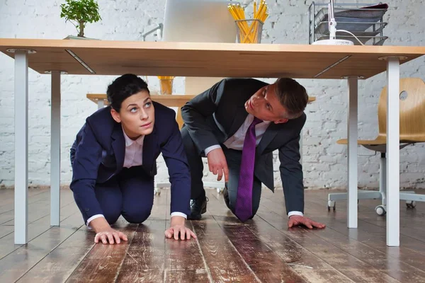 Επιχειρηματίες Κρύβονται Κάτω Από Τραπέζι Στο Γραφείο — Φωτογραφία Αρχείου