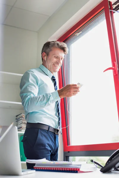 Gerçek Bir Adamı Ofisinde Çalışıyor Akıllı Telefon Kullanıyor Sabah Kahvesini — Stok fotoğraf