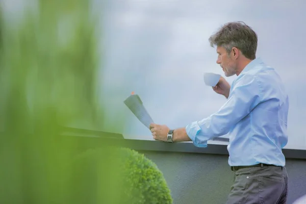 Pria Menikmati Kopi Dan Membaca Koran Balkon — Stok Foto