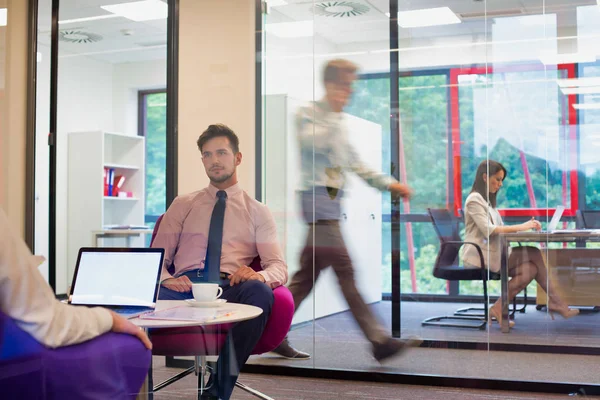 Geschäftsmann Arbeitet Laptop Sitzungssaal Mit Kollegen Hintergrund Büro — Stockfoto