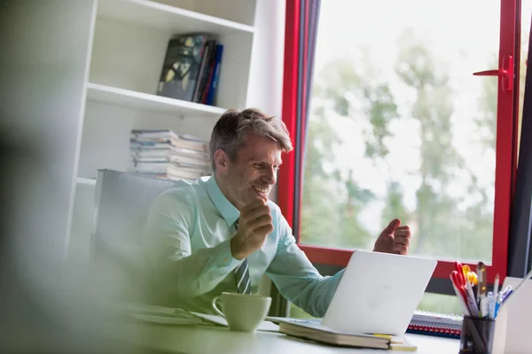 Gülümseyen Işadamı Ofiste Dizüstü Bilgisayar Kullanırken Kazanma Hareketi Gösteriyor — Stok fotoğraf