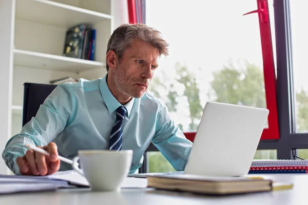 Seriös Affärsman Använder Laptop Medan Gör Pappersarbete Skrivbord Office — Stockfoto