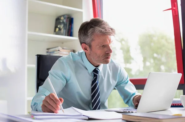 Seriös Affärsman Använder Laptop Medan Gör Pappersarbete Skrivbord Office — Stockfoto