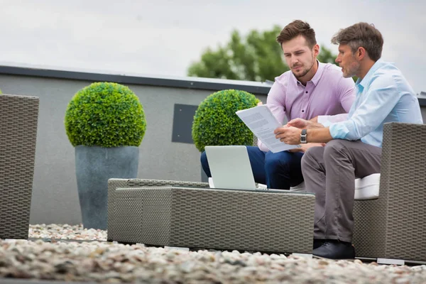 Geschäftsleute Lesen Dokumente Während Sie Auf Der Büroterrasse Sitzen — Stockfoto