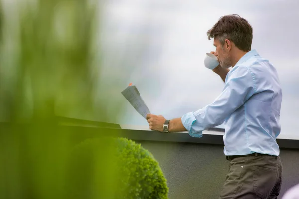 Reifer Geschäftsmann Liest Zeitung Beim Kaffeetrinken Büro Auf Dem Dach — Stockfoto