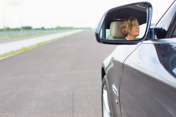 Kvinnliga Verkställande Kör Bil Affärsresa — Stockfoto