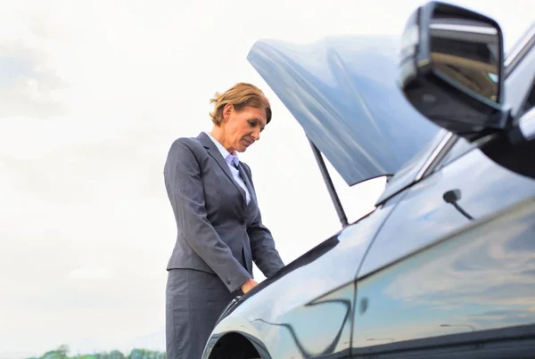 Mature Businesswoman Looking Breakdown Car Road — Stock Photo, Image