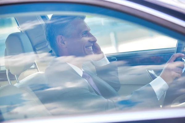 車を運転している間に携帯電話で話す成熟したビジネスマン — ストック写真