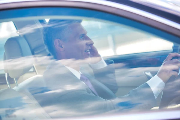 Olgun Adamı Araba Sürerken Cep Telefonuyla Konuşuyor — Stok fotoğraf