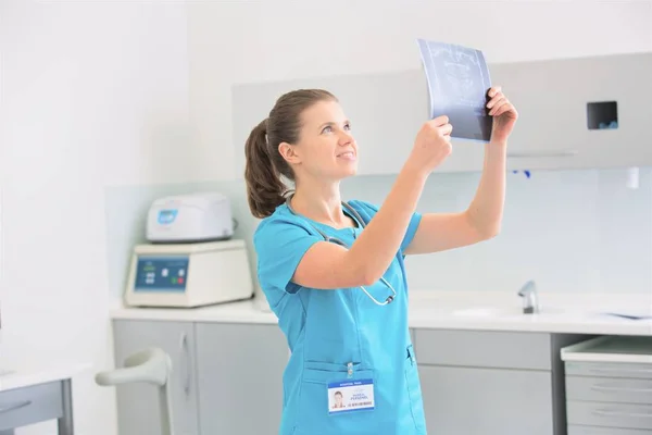 Arzt untersucht medizinisches Röntgen in Zahnklinik — Stockfoto