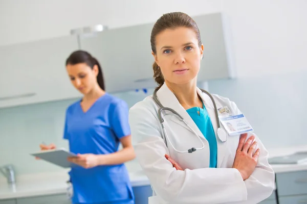 Portret pewnego siebie lekarza stojącego przeciwko pielęgniarce w klinice — Zdjęcie stockowe