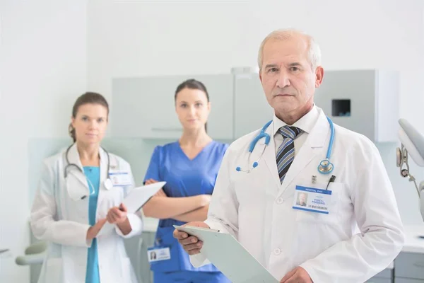 Équipe médicale confiante debout à la clinique dentaire — Photo