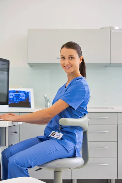 Portret van een zelfverzekerde lachende verpleegster in de tandheelkundige kliniek — Stockfoto