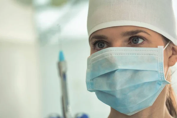 Nahaufnahme eines Chirurgen mit Maske im Krankenhaus — Stockfoto