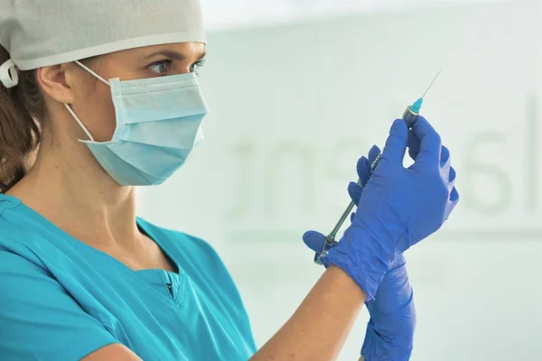 Zbliżenie, chirurga z maską gospodarstwa wtrysku w szpitalu — Zdjęcie stockowe