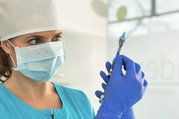 Close-up van chirurg met masker houden injectie in ziekenhuis — Stockfoto