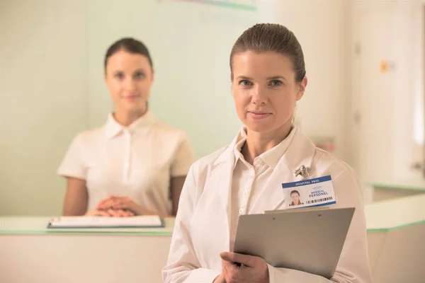 Портрет врача и медсестры, стоящих у прилавка в хозе — стоковое фото