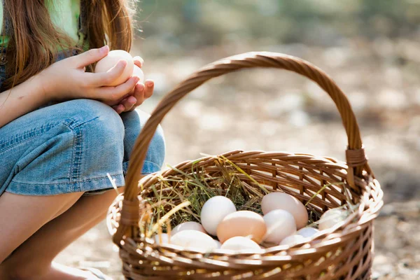 Imagen Recortada Niña Sosteniendo Huevos Granja — Foto de Stock