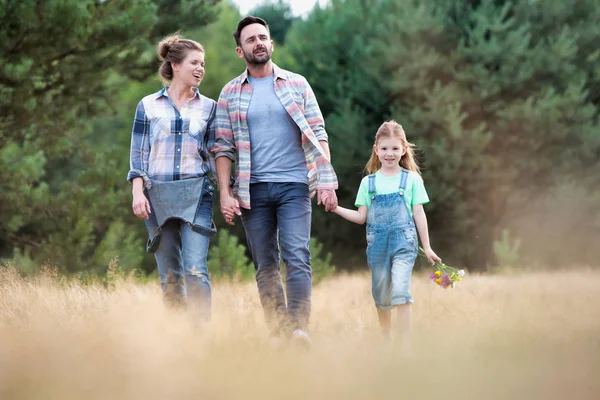 Šťastná Rodina Kráčí Hřišti Zemědělské Půdě — Stock fotografie