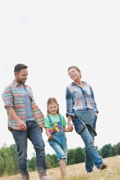 快乐的家庭在农田地里散步 — 图库照片