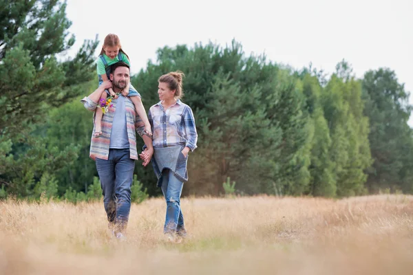 Mann Trägt Tochter Beim Spaziergang Mit Frau Auf Bauernhof — Stockfoto