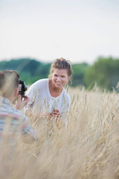 Man Neemt Foto Van Vrouw Temidden Van Gewassen Boerderij — Stockfoto