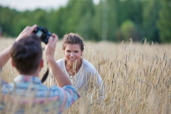 Hombre Tomando Fotos Mujer Medio Los Cultivos Granja — Foto de Stock