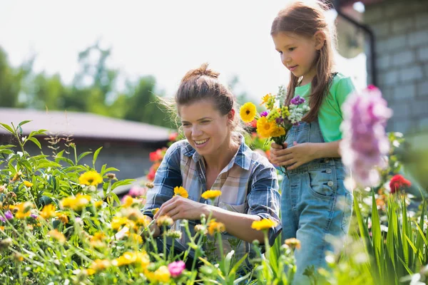 Glimlachende Moeder Dochter Kijken Naar Bloemen Tijdens Het Tuinieren Boerderij — Stockfoto
