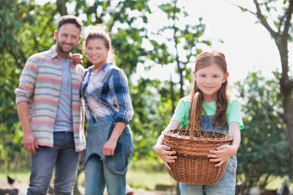 Gelukkig Ouders Kijken Naar Dochter Met Verse Eieren Mand — Stockfoto