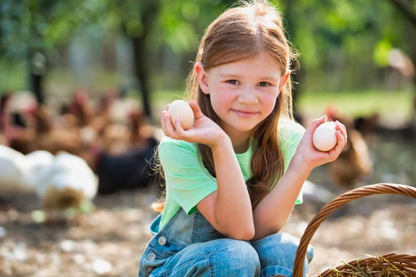 Retrato Una Linda Chica Sosteniendo Huevos Cesta Granja — Foto de Stock