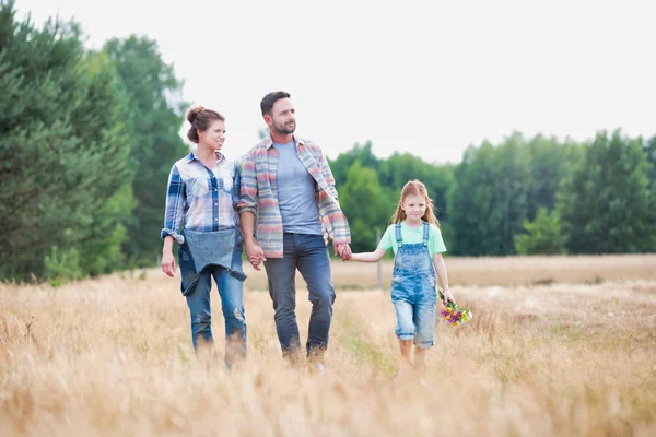 Çiftlikte Gökyüzüne Karşı Çimenli Alanda Yürüyüş Aile — Stok fotoğraf