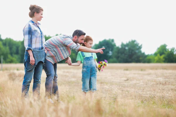 Father Pointing Something Field — Stock Photo, Image