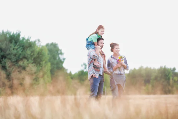 Man Die Dochter Terwijl Staande Met Vrouw Boerderij — Stockfoto