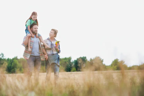 Hombre Llevando Hija Mientras Está Pie Con Esposa Granja — Foto de Stock