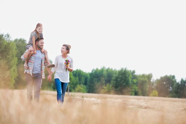 Mann Trägt Tochter Während Mit Frau Auf Bauernhof Steht — Stockfoto