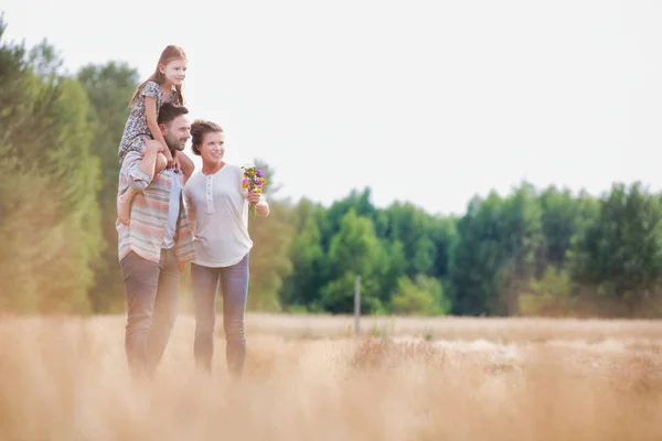 Hombre Llevando Hija Mientras Está Pie Con Esposa Granja — Foto de Stock