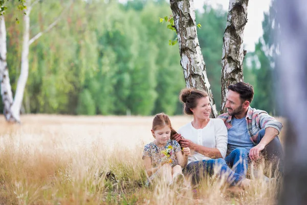 Parents Daughter Sitting Field Farmland — Stock Photo, Image