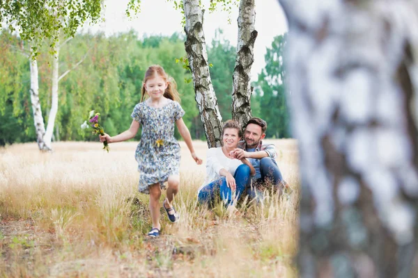 Ouders Kijken Naar Dochter Draait Veld Landbouwgrond — Stockfoto