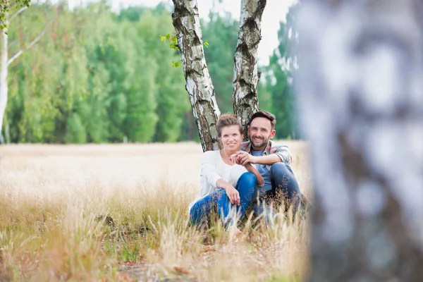 Smiling Couple Sitting Tree Looking Camera — Stock Photo, Image