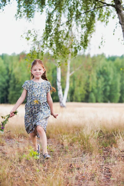 Ormanda Kahverengi Saçlı Gülümseyen Güzel Bir Kızın Portresi — Stok fotoğraf