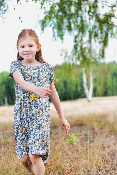 Porträtt Söt Leende Flicka Med Brunt Hår Skogen — Stockfoto