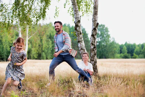 Kvinna Tittar Mannen Som Leker Med Dottern Fältet Jordbruks Mark — Stockfoto